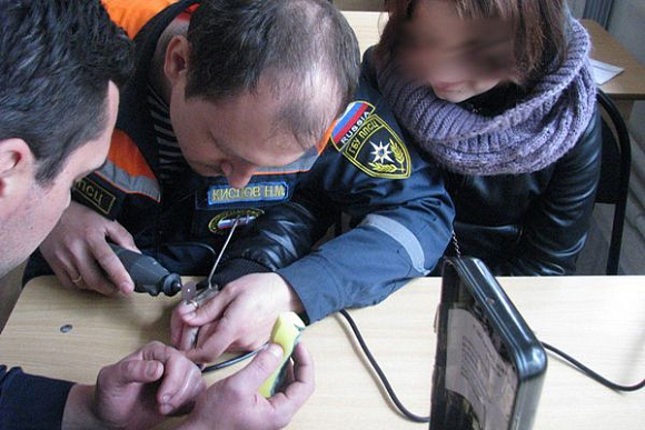 Спасатели слесарными инструментами сняли кольцо с пальца пензячки