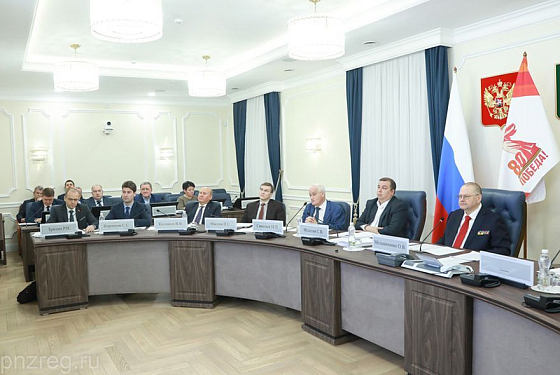 Мельниченко призвал активнее внедрять в работу МФЦ современные цифровые услуги