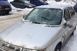 В Пензе упавший с крыши снег разбил автомобиль