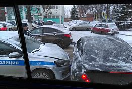 В Пензе на ул. Рахманинова столкнулись Hyundai и полицейский автомобиль В Пензе на ул. Рахманинова столкнулись Hyundai и полицейский автомобиль