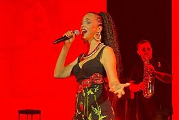 Певица Слава решила наказать помешавших ей пензячек