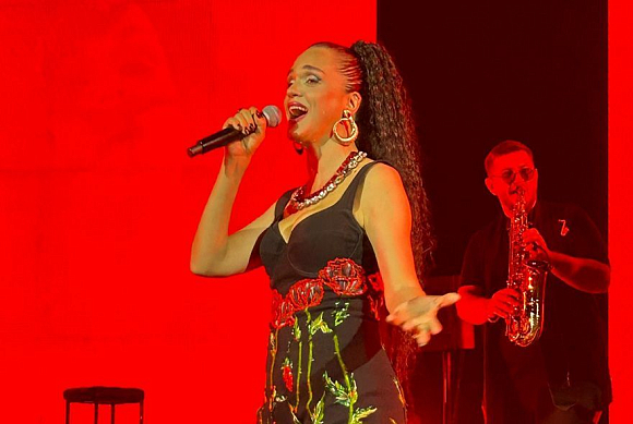 Певица Слава решила наказать помешавших ей пензячек