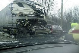В Пензе столкнулись две фуры и легковой автомобиль