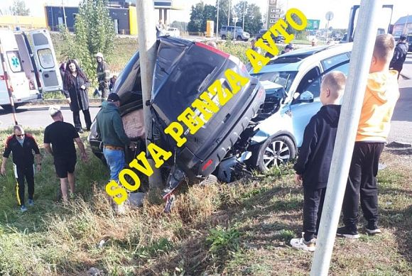 В Терновке машину зажало между баннером и другим авто