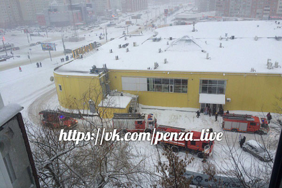В Арбеково в крупном торговом центре произошел пожар