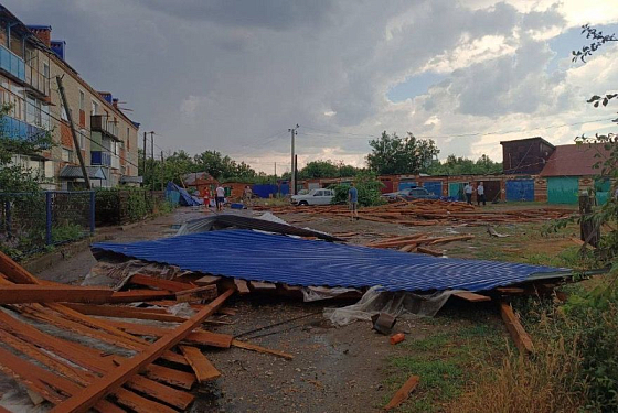 В Пензенской области шквальный ветер снес крыши домов в нескольких районах