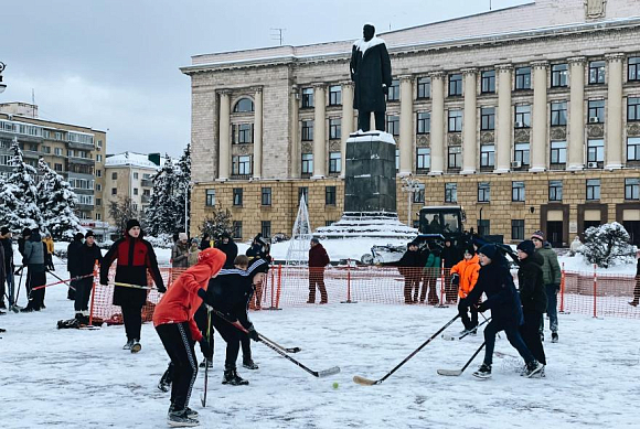 Пензенские школьники сыграли в хоккей теннисным мячом