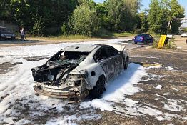 В Заречном 11 человек тушили «Ягуар»