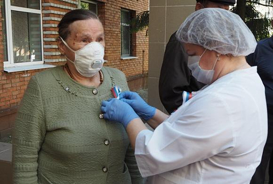 Волонтеры раздают российский триколор пензенцам, победившим коронавирус