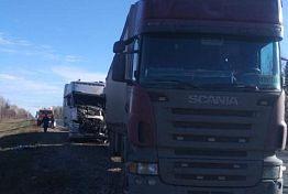 В Кузнецком районе столкнулись две фуры В Кузнецком районе столкнулись две фуры