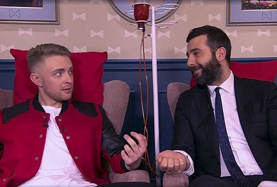 Крид поделился «кровью» с Ургантом и спел «Миллион алых роз»