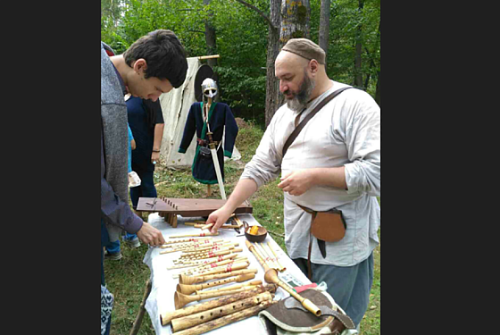 Народный умелец из Пензы делает дудки из новогодних елок