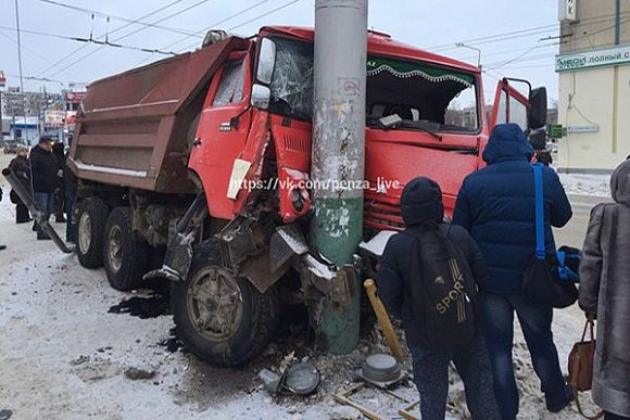 В Пензе на ул. Суворова «КамАЗ» сбил женщину и врезался в столб