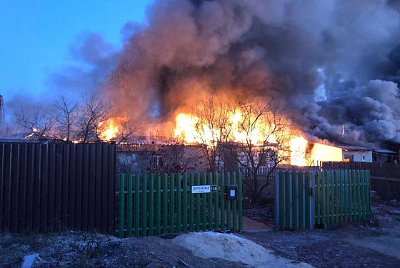 В поселке Мичурино 40 человек тушат частный дом