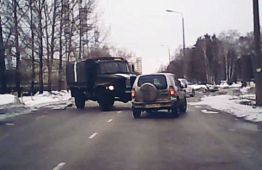 В Заречном грузовик протаранил легковушку