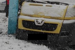 В Пензе на ул. Вишневой маршрутка врезалась в столб В Пензе на ул. Вишневой маршрутка врезалась в столб
