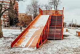 В Пензе на набережной поставили горки для катания