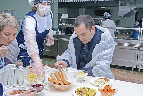 Министр образования Пензенской области попробовал школьный обед
