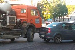 В Пензе бетономешалка «наказала» Renault Logan за парковку