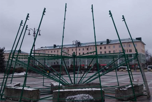 В Пензе на площади Ленина начали монтаж новогодней елки