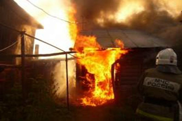 В Сосновоборском районе пожар тушили 20 спасателей