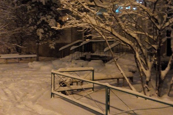 В Пензе во многих дворах за ночь так и не убрали снег