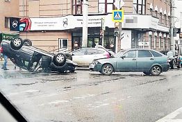 В Пензе на перекрестке Суворова и Володарского перевернулось авто