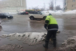 Потоп, упавшие глыбы и разбитые авто: чем обернулась непогода в Пензе 16 февраля