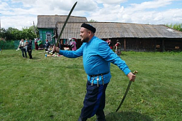 На Тихвинской ярмарке крутили шашкой и катались на верблюдах