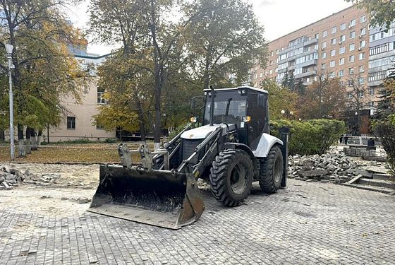 В сквере у «Кукушки» начали менять плитку