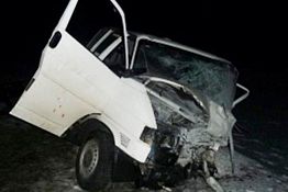 В Каменском районе при столкновении микроавтобуса и легковушки погибли 2 человека В Каменском районе при столкновении микроавтобуса и легковушки погибли 2 человека