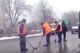 И. Белозерцев поручил найти кузнецких коммунальщиков, засыпающих выбоины землей И. Белозерцев поручил найти кузнецких коммунальщиков, засыпающих выбоины землей