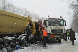 В Пензе спасатели вырезали тело водителя из кабины самосвала В Пензе спасатели вырезали тело водителя из кабины самосвала