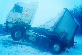 В Спасске фура «встала» на дыбы