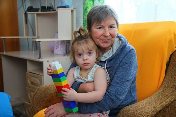 «Теперь я спокойно веду старшую в школу»: социальная няня облегчает быт мамы девятерых детей из Наровчата