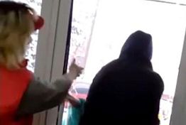 Пензенский Клайд вызволил свою Бонни, разбив стекло магазина Пензенский Клайд вызволил свою Бонни, разбив стекло магазина
