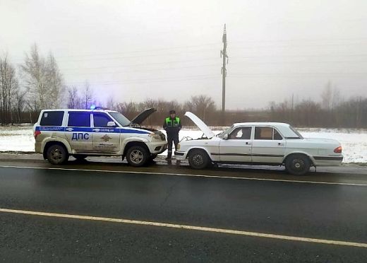 Сотрудники Каменской Госавтоинспекции оказали помощь водителю