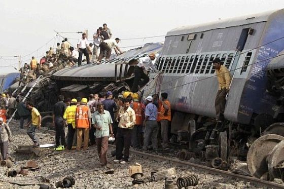 В Индии в результате крушения поезда погибли более 90 человек