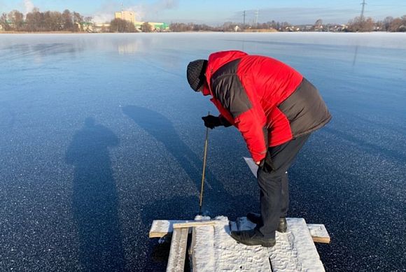 В Пензе измерили толщину льда на водоемах