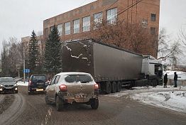 В Пензе на ул. Захарова фура перекрыла дорогу