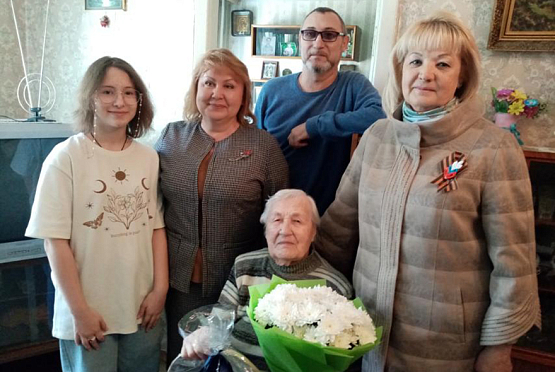 В Пензе 97-летней труженице тыла вручили почетный знак «Сурский рубеж»