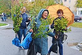 В Пензе осенняя гроза не испугала покупателей на ярмарке В Пензе осенняя гроза не испугала покупателей на ярмарке
