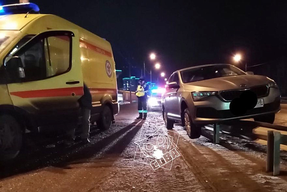 В Пензе на трассе легковушка «залезла» на отбойник