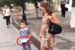 В Пензе на Московской мальчик попрошайничает под присмотром мамы В Пензе на Московской мальчик попрошайничает под присмотром мамы