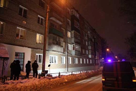 Следователи работают на месте падения льдины на пензячку