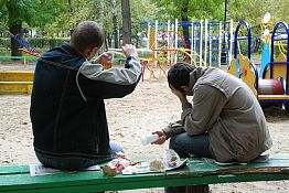В Кузнецке 18-летнего подозревают в спаивании подростка В Кузнецке 18-летнего подозревают в спаивании подростка