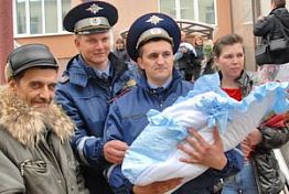 Малыша, появившегося на свет в автомобиле возле поста ДПС, назвали Андреем (фото)