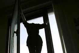 В Пензе из окна общежития выбросилась студентка