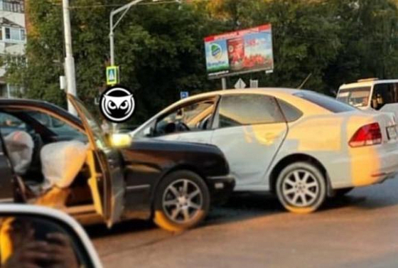 В ДТП на Проспекте Победы пострадали два человека