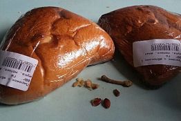 Пензячка нашла в пирожке с яблоком семечки, кожуру и черенок Пензячка нашла в пирожке с яблоком семечки, кожуру и черенок